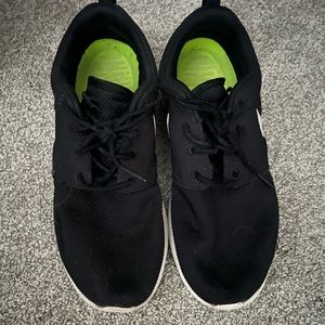 Woman’s Nike tennis shoes. Size 8